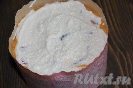 У нас получится три морковных слоя и три творожных (верхним будет творожный слой).