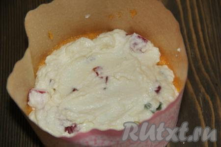 Затем выложить 1/3 часть творожной массы. Продолжить чередовать морковный и творожный слои.