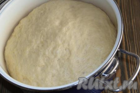 Тесто хорошо поднимется. Выложить тесто на стол и хорошо обмять. Оставить на столе под полотенцем на 1 час.