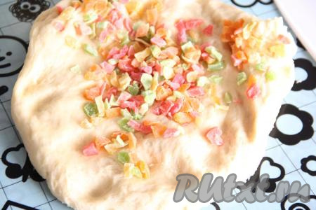 Затем снова обмять тесто. Тесто для приготовления куличей готово, я разделила его на две части. В одну часть теста я добавила цукаты.&nbsp;