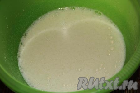 Перемешать массу венчиком.