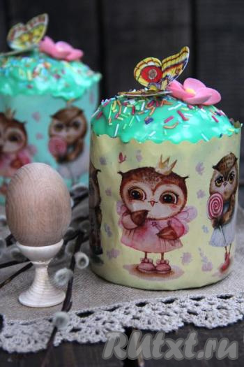 Покрыть куличи глазурью и украсить цветной посыпкой, вафельными цветочками или украшением из мастики. Пасхальный кулич на сухих дрожжах, приготовленный с добавлением манки по этому рецепту, получается очень вкусным, влажным, нежным и ароматным. Такая выпечка станет великолепным украшением праздничного стола!