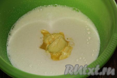 Сливочное масло растопить, остудить. Тёплое масло влить в яичную массу.