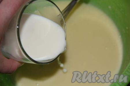 Далее добавить тёплое молоко и перемешать.