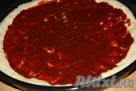 Форму для выпечки смазать растительным маслом. Выложить тесто в форму и руками, смазанными растительным маслом, растянуть по всей поверхности формы. Соединить томатную пасту и травы, перемешать и смазать тесто получившимся соусом, оставляя края теста чистыми (как на фото).