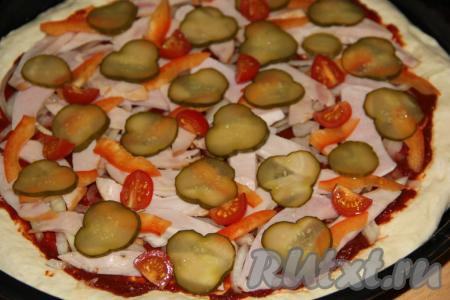 Выложить дольки помидоров.