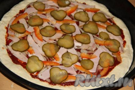 Огурчики нарезать тонкими кружочками, перец нарезать тонкими полосками. Выложить огурцы и перец.