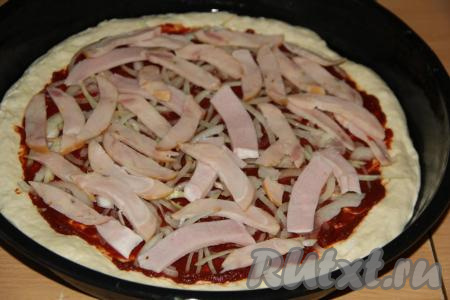 Затем выложить ломтики колбасных изделий (у меня карбонад).