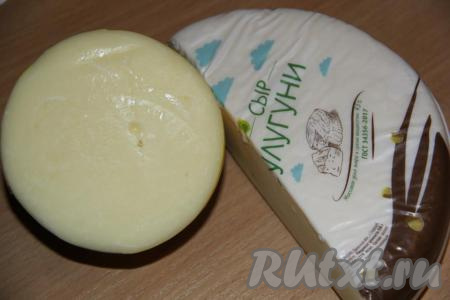 Сыр для пиццы можно взять любой, я использовала сулугуни и моцареллу.