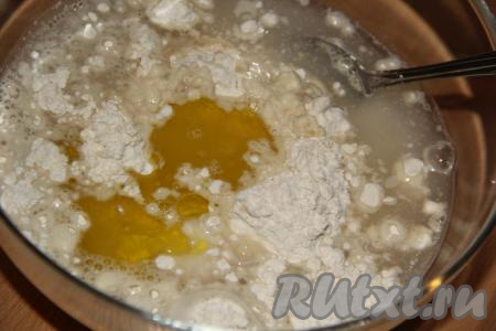 Затем влить оливковое масло и тёплую воду.&nbsp;