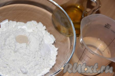 В глубокую миску всыпать муку, дрожжи, соль и сахар, слегка перемешать.