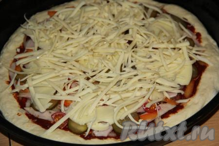 Кусочки моцареллы выложить поверх начинки, а верх посыпать тёртым сулугуни. Если у вас сыр твёрдых сортов, просто натрите весь сыр на терке и посыпьте поверх начинки.