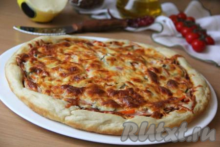 Выпекать пиццу в духовке, разогретой до 200 градусов, примерно, 25 минут. Сыр расплавится, а краешек пиццы станет приятного золотистого цвета. К столу подать с пылу с жару. Приготовить эту аппетитную пиццу, замешанную на воде и сухих дрожжах, очень просто. А в результате получается воздушная, очень вкусная выпечка. Попробовав такую пиццу, вы точно ещё не раз вернётесь к этому замечательному рецепту!