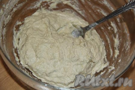 Перемешать тесто ложкой, оно получится вязким и липким.