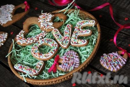 На фото видно, каким ярким, красивым получилось печенье&nbsp;с медом и корицей. Такие вкусные, хрустящие, ароматные печенюшки можно подать к семейному чаепитию. А при соответствующем украшении такое печенье станет прекрасным дополнением к тематической вечеринке (например, на 23 февраля можно сделать печенье в виде пятиконечных звезд, а на Рождество - в виде ёлочек). Отличная выпечка для будних и праздничных дней, попробуйте!