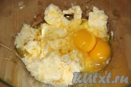 Затем добавить в сахарную массу кусочки мягкого сливочного масла и перетереть их между собой. Далее добавить яйца и мёд (если мёд густой - лучше его растопить на водяной бане до жидкого состояния). Яично-медовую массу перемешать ложкой.