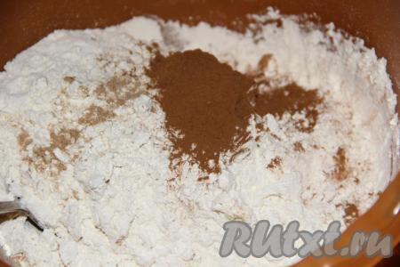 В отдельной миске соединить муку, разрыхлитель, соль, корицу и мускатный орех, перемешать сухие ингредиенты.