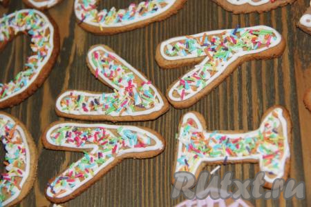 Печенье, по желанию, можно украсить глазурью и цветной посыпкой. Я использовала покупную глазурь, приготовила её по инструкции и украсила печенье.