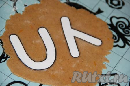 Затем раскатать тесто скалкой в пласт толщиной, примерно, 3-5 мм. Вырезать печенье любой формы. Я вырезала печенье ножом по трафарету. Работать лучше с холодным тестом, поэтому я отрывала небольшие кусочки и раскатывала, а остальное тесто оставалось в холодильнике.