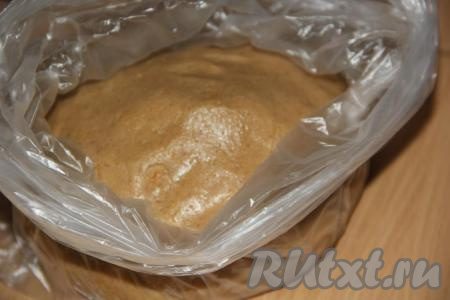 Соединить сухие ингредиенты с яично-медовой массой. Вначале ложкой, а затем руками замесить нежное и пластичное тесто. Вымешивать тесто в течение 7-10 минут. Оно станет однородным и ровным, не липнущим к рукам. Поместить тесто в пакет и убрать в холодильник минимум на 5-6 часов (можно и на более длительный срок).