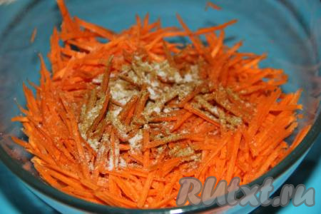 Добавить к натертой моркови соль и приправу для моркови по-корейски, перемешать и оставить минут на 30. Кстати, для этого блюда можно использовать покупную морковь по-корейски. По прошествии времени хорошо отжать морковь от выделившегося сока.