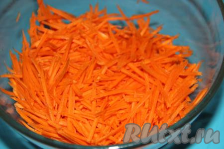 Морковь очистить и натереть на тёрке для моркови по-корейски.