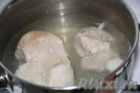 Куриную грудку предварительно отварить до готовности (в течение 25-30 минут) в подсоленной воде и остудить.