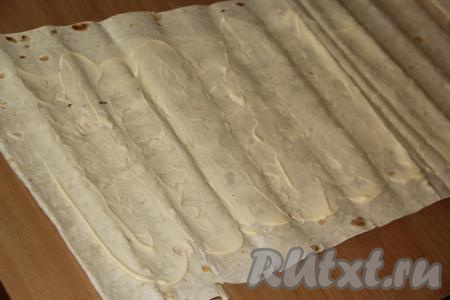 Лист лаваша смазать майонезом, оставляя края чистыми (как на фото).