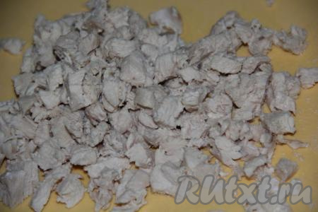 Вареную куриную грудку нарезать мелко (или порвать на волокна).