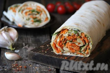 Красивый, яркий и очень вкусный рулет из лаваша, приготовленный с курицей и корейской морковью, нарезать на части и подать к столу. Эта отличная закуска станет украшением повседневного и праздничного стола, попробуйте!