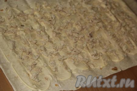 На лаваш, смазанный майонезом, равномерно выложить куриную грудку.