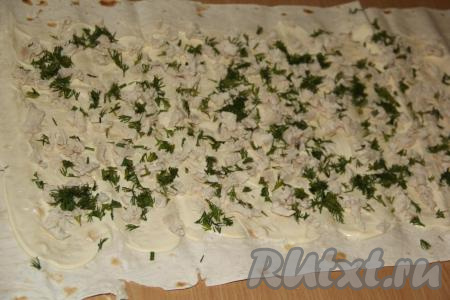 Вымыть, обсушить зелень, мелко нарезать и выложить поверх куриной грудки.