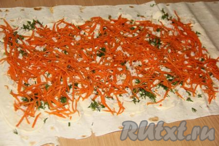 Далее выложить морковь, отжатую от сока.