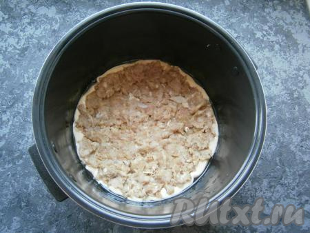 К фаршу добавить измельченный или прокрученный на мясорубке лук, соль и перец, хорошо его вымешать. Выложить фарш на тесто ровным слоем, формируя плоские лепешки&nbsp; - так будет удобнее (или можно выкладывать фарш комками, шариками и т.д.).