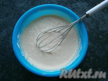 Всыпать муку, замесить венчиком в меру густое тесто, по консистенции похожее на тесто для оладий.