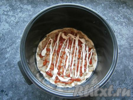 Нанести на фарш полоски или сеточки из небольшого количества майонеза и томатного соуса.