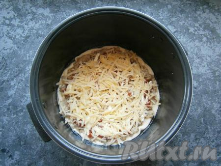 Посыпать сверху тертым сыром.