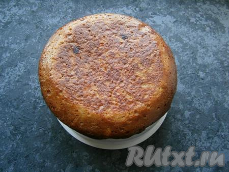 Теперь пирог аккуратно, с помощью контейнера для варки на пару, вынуть из чаши и перевернуть его снова в чашу. Выпекать на том же режиме еще 15-25 минут. Готовый пирог остудить на решетке до теплого состояния.