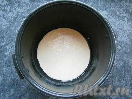 Чашу мультиварки смазать растительным маслом, дно застелить пергаментом. Вылить половину теста.