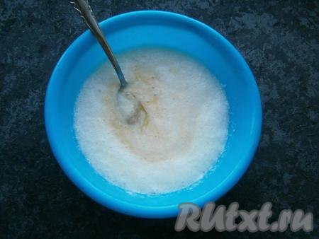 Затем добавить в кефир яйца и соль, перемешать.