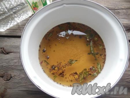 Кастрюлю с маринадом снимите с плиты и дайте полностью остыть, в остывший маринад влейте уксус.