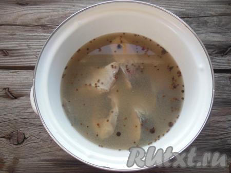 Кастрюлю с кусочками толстолобика в маринаде сверху накройте тарелкой, чтобы рыба была полностью покрыта жидкостью. Уберите в холодильник на двое суток.