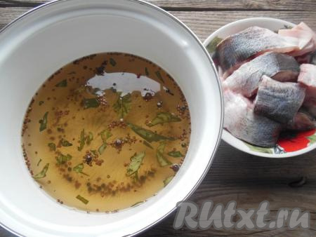 Переложите подготовленные кусочки толстолобика в маринад.