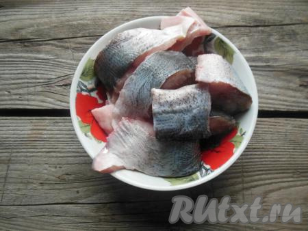 Нарежьте  толстолобика на кусочки шириной 3-4 см, тщательно промойте под проточной водой.