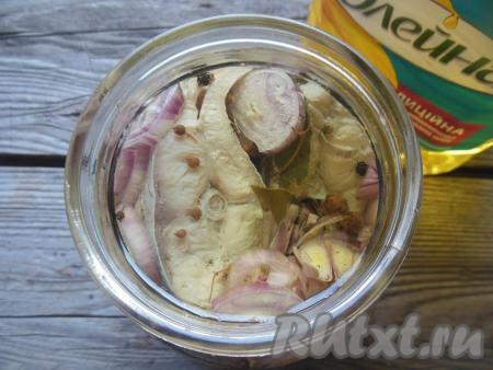 Сверху залейте кусочки толстолобика растительным маслом, чтобы рыба была полностью покрыта.