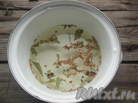 В кастрюлю влейте воду, добавьте соль, сахар, лавровые листья, зерна кориандра, смесь перцев горошком, гвоздику, душистый перец горошком, доведите до кипения, варите маринад 2-3 минуты.