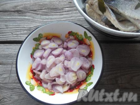 По прошествии двух суток достаньте кусочки толстолобика из маринада и переложите в дуршлаг, чтобы стекла жидкость. Репчатый лук очистите, нарежьте на кольца (или полукольца).