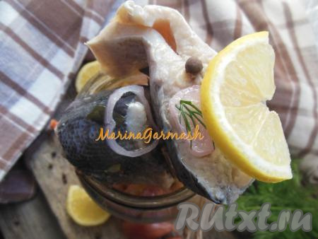 Накройте банку крышкой, уберите на сутки в холодильник, затем рыбку можно кушать. Толстолобик, маринованный с уксусом и маслом, получается очень вкусным. Такая рыбка станет отличным дополнением к отварному, либо печеному картофелю, подойдет для приготовления салатов, бутербродов. Срок хранения такой рыбы 2-3 недели в закрытой банке в холодильнике.