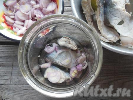 &nbsp;В банку выкладывайте слоями поочередно рыбу и нарезанный репчатый лук.