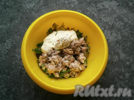 Рыбные консервы размять вилкой и выложить их в салат из огурцов, яиц и зелени, всыпать сушеный укроп, посолить, поперчить, добавить майонез.